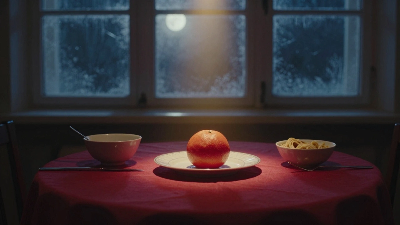 Пустой стол с одним красным мандарином по центру и мягким золотистым сиянием в воздухе